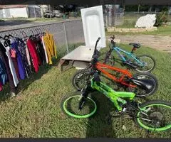 Gran Venta De Garage Bicicletas, Herramientas y Ropa Usada