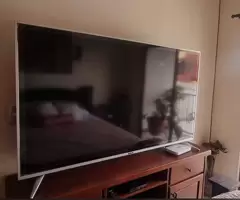 TV Pantalla 70" Pulgadas + Mueble De Madera