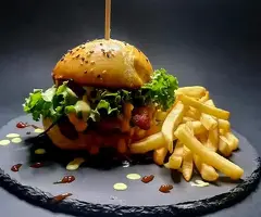 Gran Promoción De Deliciosas Hamburguesas Con Papas Fritas