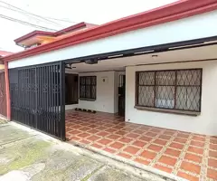 Casa De 1 Planta Para Vender De Uso Suelo Mixto